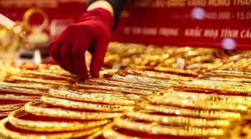 تباين ملحوظ بين ارتفاع الأسعار العالمية وانخفاض المحلية بقيمة 4 ملايين دونغ